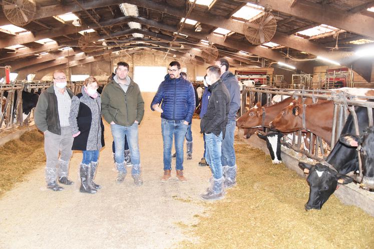 Favières, jeudi 25 novembre. Visite de l'élevage où sont installés cinq robots de traite de la marque Lely.
