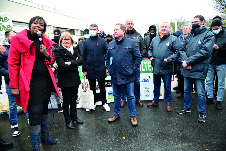 À Clichy-sous-Bois (Seine-Saint-Denis), le 28 novembre. Les agriculteurs d'Île-de-France ont mené une opération solidarité soutenus par les jeunes des quartiers.