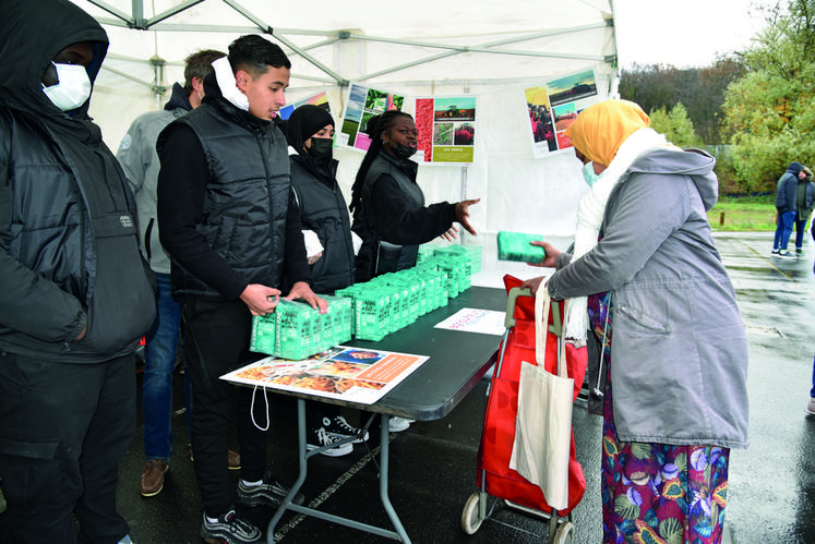 Des produits de base comme du sucre et de la farine ont été distribués. 