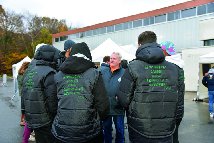 Les agriculteurs présents, ici le président de la chambre d'Agriculture, Christophe Hillairet, sont allés à la rencontre des jeunes des quartiers.