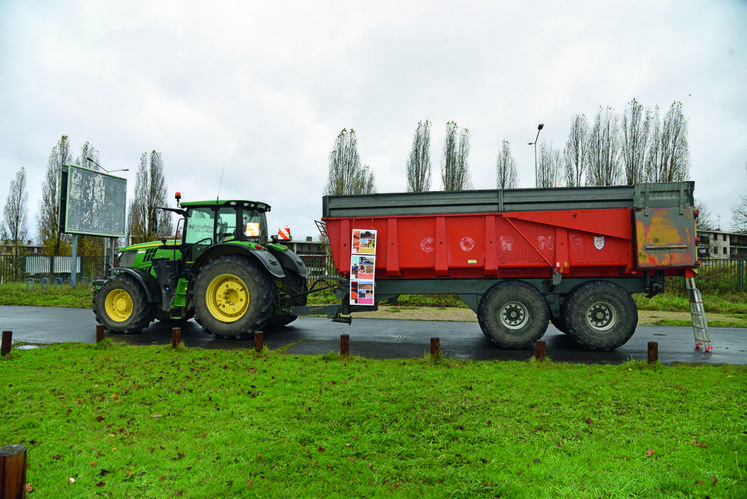 L'ensemble des productions franciliennes a été acheminé le matin même en convoi agricole depuis la Seine-et-Marne voisine où elles avaient été rassemblées quelques jours avant. 