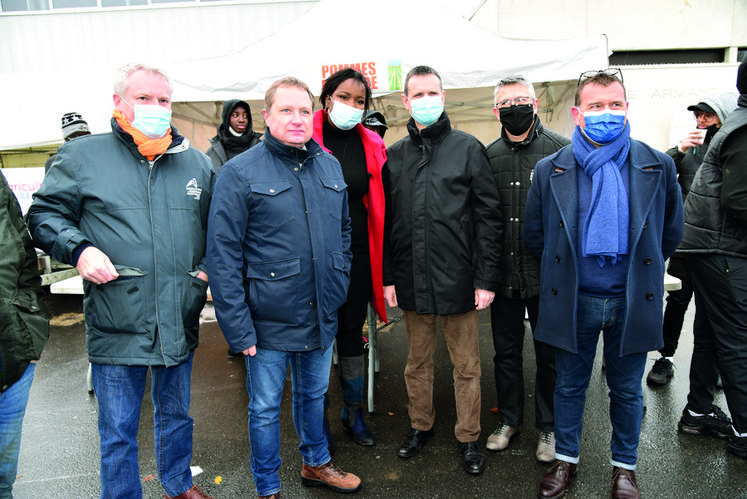 Le préfet du département, Jacques Witkowski (4e en partant de la g.) et le maire de Clichy (à d.) étaient également présents durant la matinée.