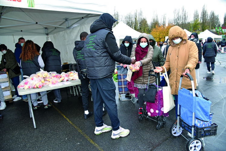 Un circuit était organisé pour la distribution des productions. Ici, des pommes étaient remises aux familles. 