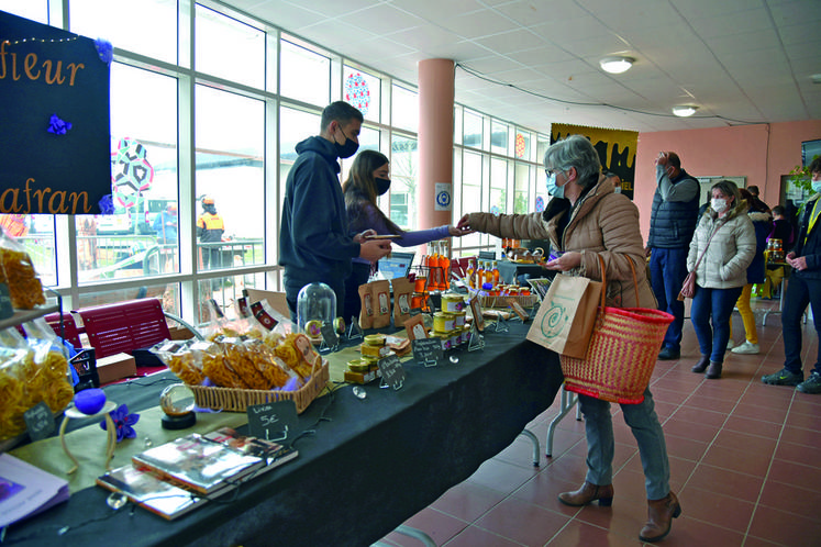 Les élèves avaient à cœur de tenir comme il se doit leur stand et ­valoriser les produits.