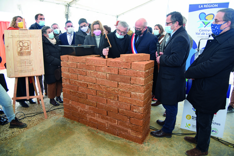 Le 11 décembre, à Hanches. Rompu aux travaux de maçonnerie, le président de la Région Centre-Val de Loire, François Bonneau, a posé la première brique de terre du futur lycée.