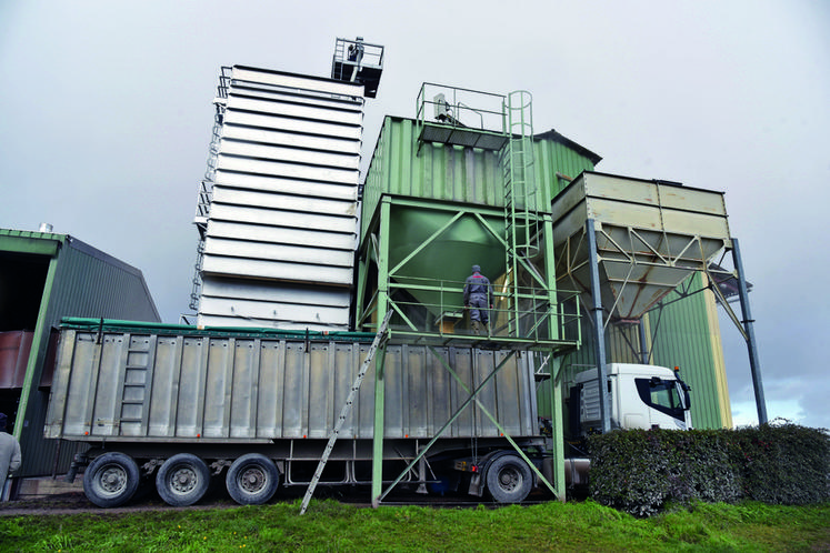 Le séchoir à maïs de Saint-Aignan-la-Jaillard, qui fonctionne au bois, est le premier de cette capacité à être mis en service dans la région.