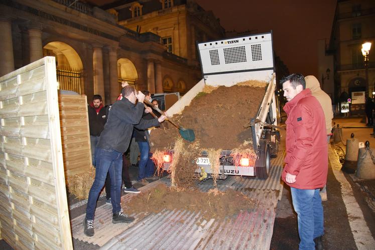 Peu avant 6 heures du matin, les agriculteurs ont déversé de la terre et des palettes sur la chaussée et allumé un feu. 