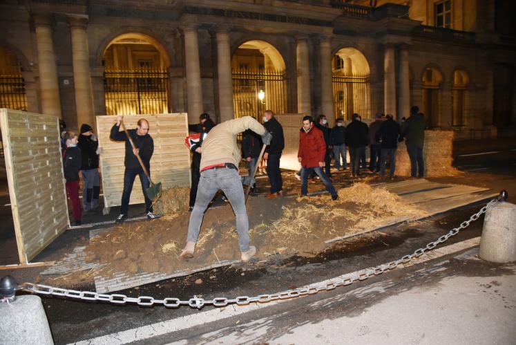 En cinq minutes et en l'absence des forces de l'ordre, les manifestants sont parvenus à bloquer la rue et installer leur scénario.