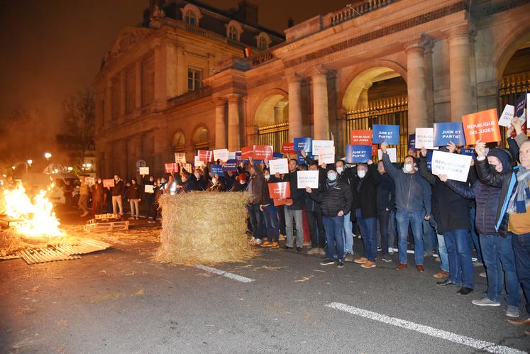 Devant le Conseil d'État, les agriculteurs ont brandi des pancartes : « République des juges », « Juge et partie », « Démocratie détournée » et « Inquisition ». 