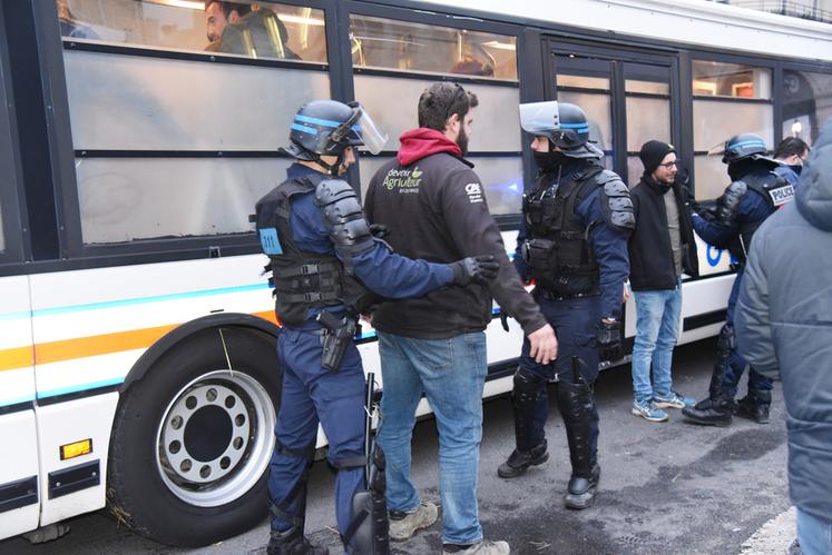 Les agriculteurs ont été fouillés un à un avant d'être emmenés en bus.