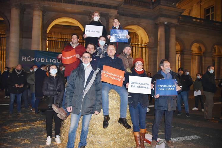 À Paris, le 14 décembre. Les élus des syndicats agricoles composant la FNSEA Grand bassin parisien étaient présents devant le Conseil d'État.