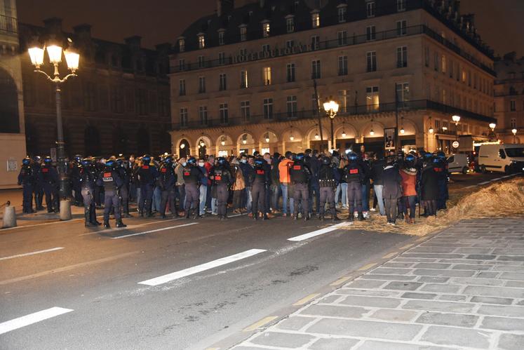 Une fois les forces de l'ordre sur place, la situation s'est rapidement tendue. 