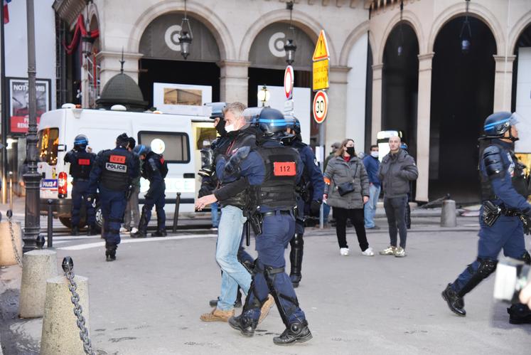 De nombreux agriculteurs manifestants ont été emmenés par les forces de l'ordre.