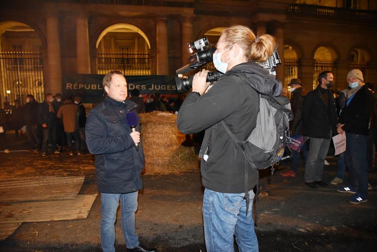 Le président de la FNSEA Grand bassin parisien, Damien Greffin, a pris la parole devant les agriculteurs et les médias.