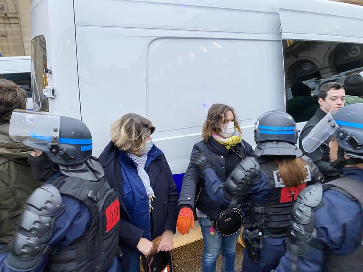 Les agriculteurs ont été fouillés un à un avant d'être emmenés en bus.