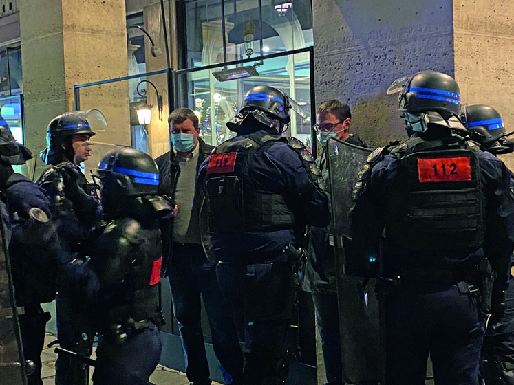 Les manifestants ont été encerclés par des cordons de forces de l'ordre.