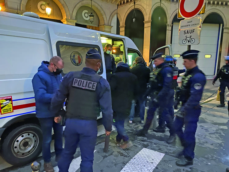 Après avoir été fouillés, les agriculteurs ont été emmenés par les forces de l'ordre.