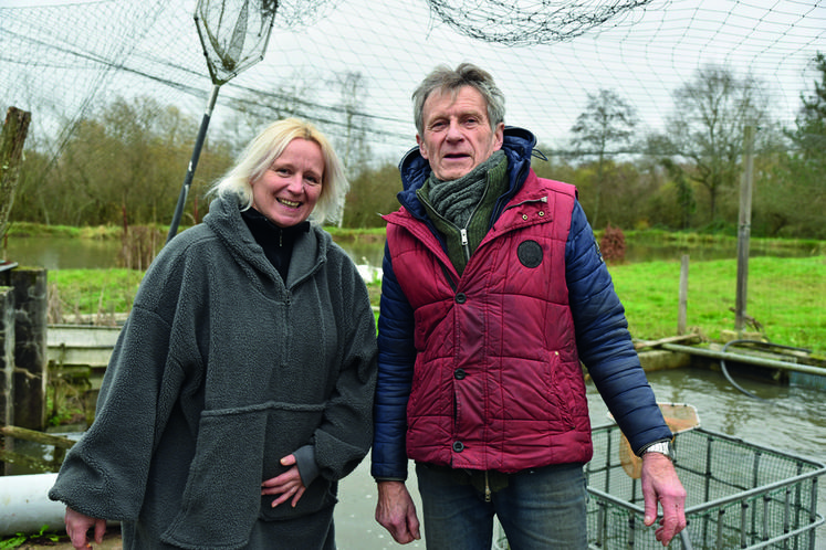 Leslie et Dany Ollivier produisent des truites à Saint-Aignan-le-Jaillard. 