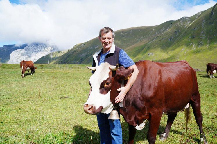 Neige et son éleveur Philippe Missillier.         