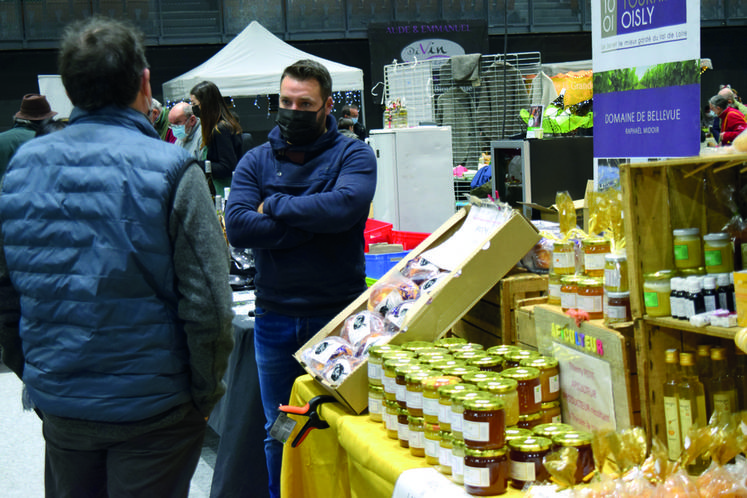 Le marché de Noël est aussi un lieu d'échanges entre producteurs et visiteurs. 