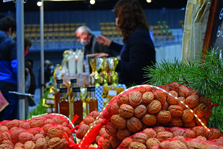 Noix, huiles étaient sur les étals du marché. 