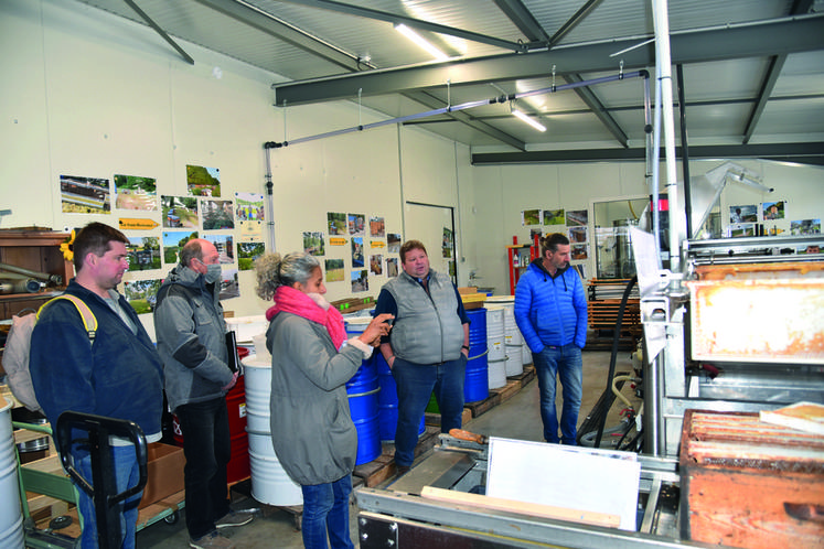 Villeneuve-sur-Bellot, mercredi 1er décembre. Visite guidée de l’atelier de conditionnement du miel avec l'apiculteur Sébastien Véron.