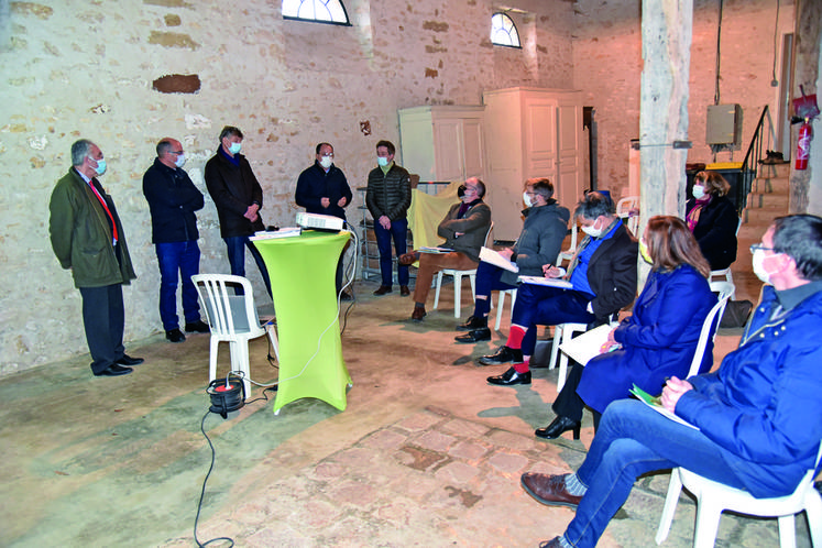 Chenoise, mardi 4 janvier. Des planteurs de betteraves du secteur témoignent devant le préfet (assis au centre), Lionel Beffre, la sous-préfète de l'arrondissement de Provins, Laura Reynaud, et le directeur de la DDT, Vincent Jéchoux.