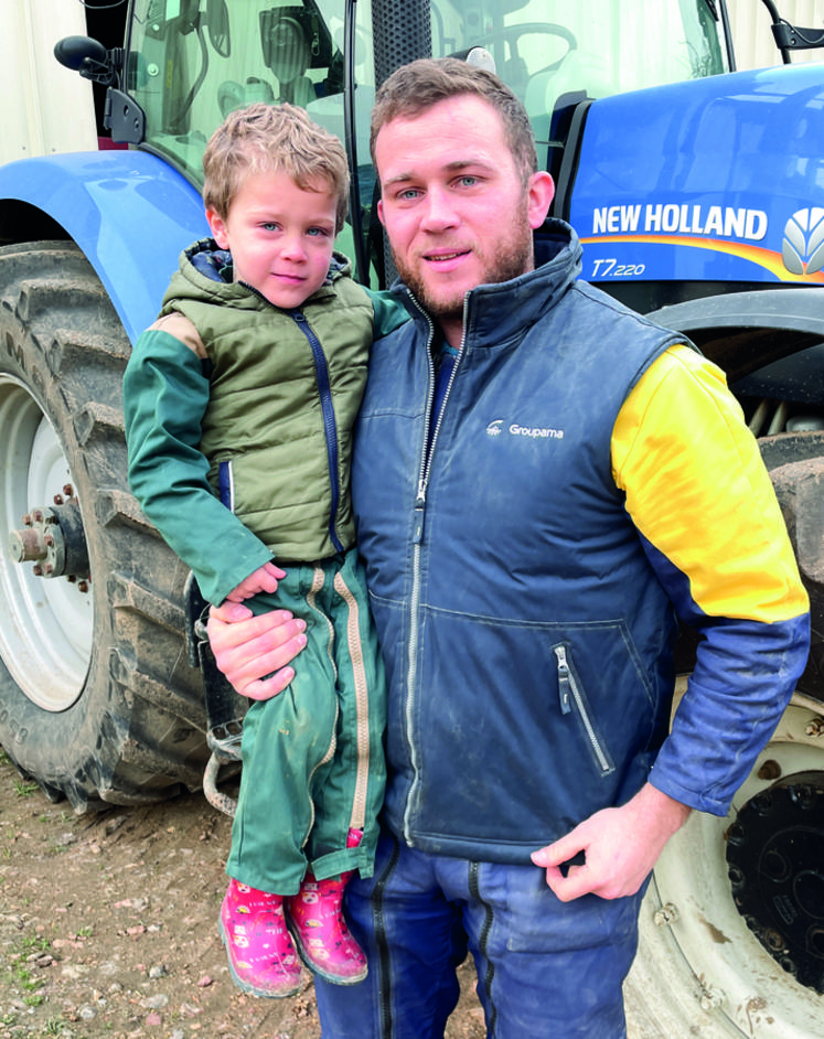 Le 13 janvier, à Arrou. Le président de Jeunes agriculteurs d'Eure-et-Loir, Alexandre Plateau (et son fils Augustin).