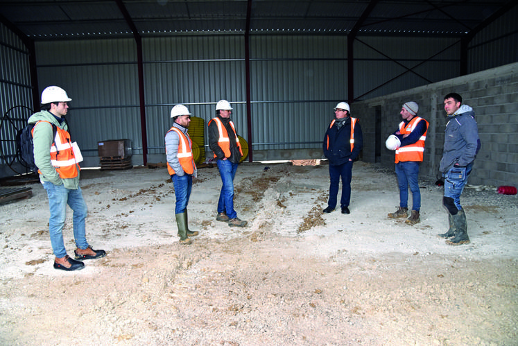 À Boutigny-sur-Essonne, Nicolas Hottin (à droite) a reçu un groupe d'agriculteurs dans le cadre des journées diversification.