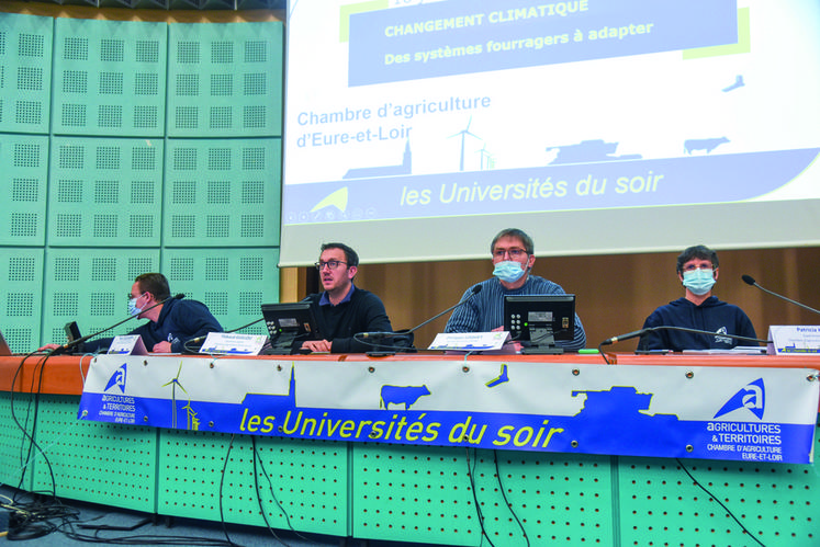 Le 17 janvier, à Chartres. Trois conseillers de la chambre d'Agriculture, Patricia Huet, Philippe Loquet et Marc Guillaumin (de d. à g.), se sont relayés pour ­parler de l'adaptation des systèmes fourragers au changement climatique.