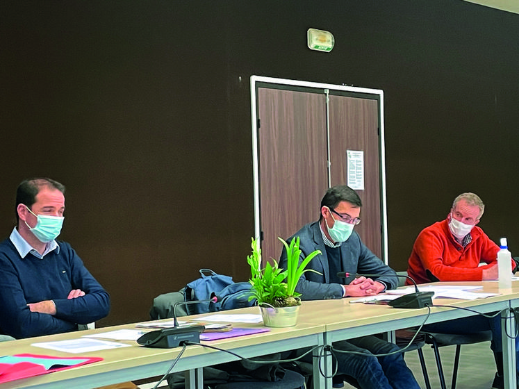 Le Mée-sur-Seine, mardi 11 janvier.  Sébastien Dromigny entouré des deux présidents cantonaux, Franck Fournier et Jacques-Olivier Desforges. 