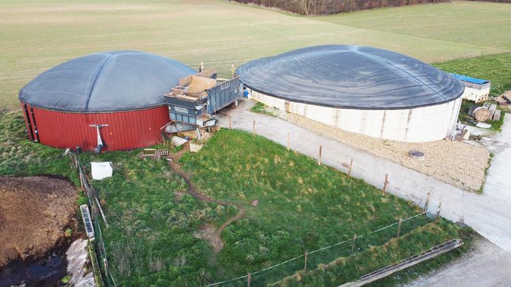 Démarche innovante et inédite à son lancement en 2008, le méthaniseur est à la fois un outil de production et de revenu pour la famille d'agriculteurs.