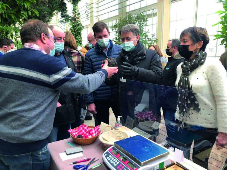 Après avoir sonné la cloche pour annoncer le début du marché, comme le veut la tradition périgourdine, Marie-Christine Ligouis a présenté au maire d'Orléans, Serge Grouard, les différents trufficulteurs présents.