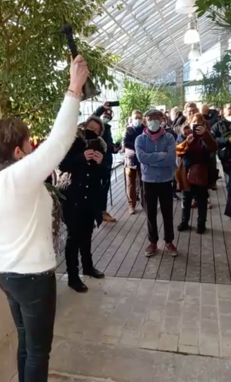 Dans le Périgord, la tradition veut que les cloches soit sonnées pour annoncer le début des marchés. Marie-Christine Ligouis s'est prêtée au jeu en agitant une cloche pour annoncer le début des transactions.