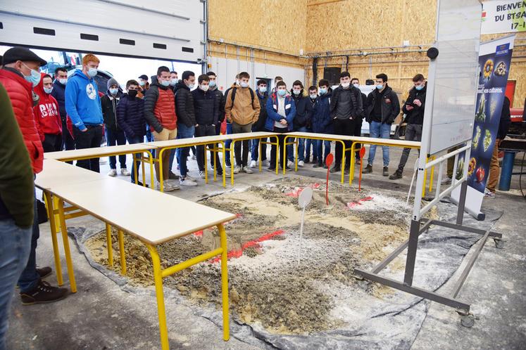 Valentin Guillemain, Marceau Lehuraux, Gustin Soares et Benjamin Payant ont présenté leur projet de télégonflage dans le bloc machinisme du lycée du Chesnoy où différents tests de compaction du sol avaient été réalisés.
