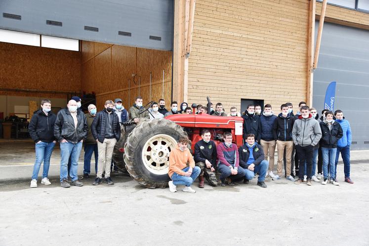 Baptiste Bardot, Nicolas Baranger, Hugo Cherreau et Matéo Lefort étaient fiers de présenter leur atelier de rénovation d'un ancien tracteur.
