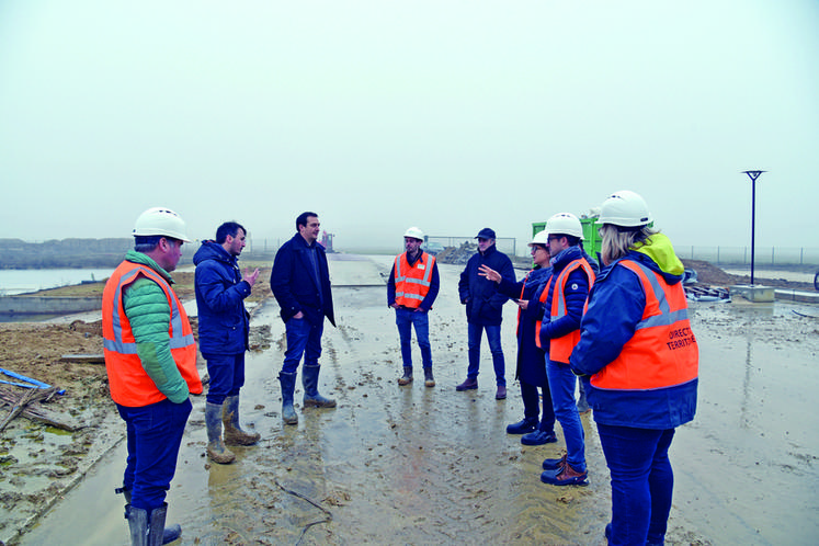 Limoges-Fourches (Seine-et-Marne), mardi 14 décembre. Représentants de GRDF et de la chambre d’Agriculture de région Île-de-France, ainsi que des agriculteurs franciliens intéressés par la méthanisation visitent le chantier, guidés par deux des associés, Benjamin Deloison et Mathieu Beaudoin.