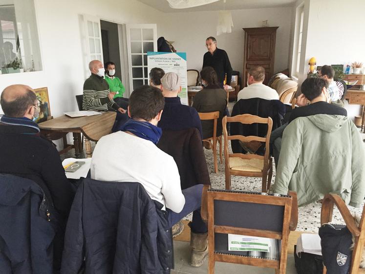 Le 15 décembre, à Morigny-Champigny (Essonne). Diversifié en viticulture, Philippe Morchoisne a reçu un groupe d'agriculteurs afin de partager son expérience dans le cadre des journées diversification de la chambre d'Agriculture.