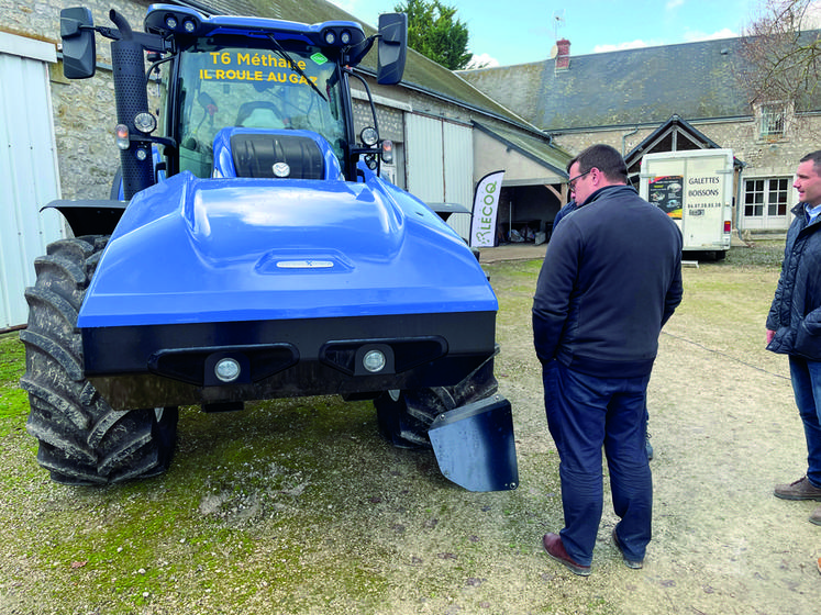 Le T6 Méthane de New Holland a suscité l'intérêt des visiteurs.