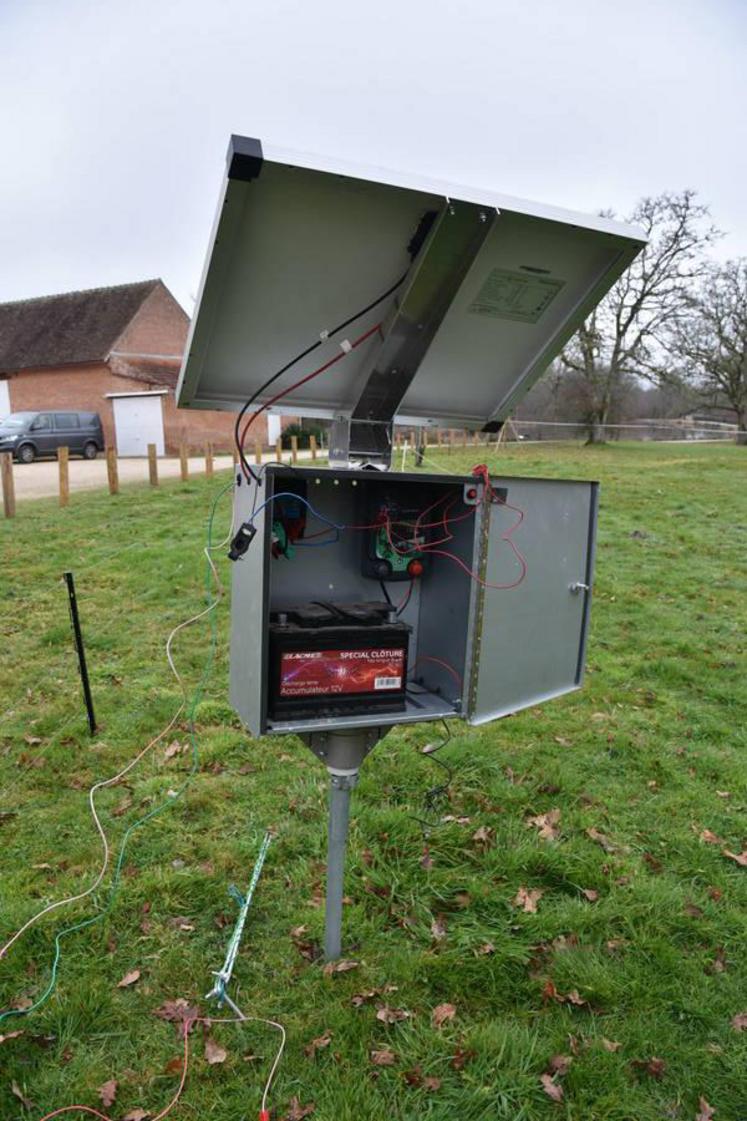 Le coffret, lui-même électrifié, contient une batterie de 12 volts, secourue par un panneau solaire qui alimente un électrificateur. Ce dernier envoie jusqu’à 14 000 volts dans les fils afin de repousser l’animal.