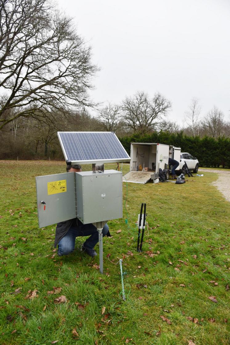 Le coffret électrifié contient une batterie de 12 volts, secourue par un panneau solaire qui alimente un électrificateur.