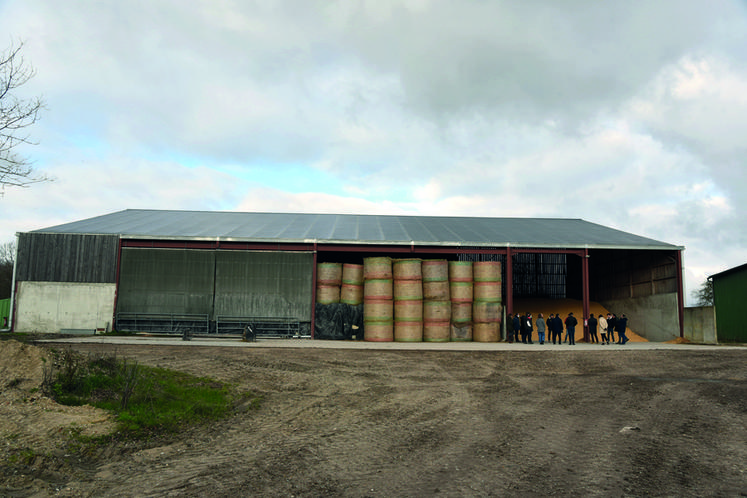 Sorti de terre en 2018, le bâtiment de stockage de l'agriculteur est équipé d'une centrale photovoltaïque.