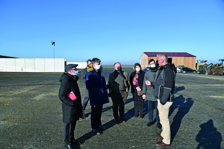 May-en-Multien, lundi 24 janvier. Les représentants de l'État, dont le préfet Lionel Beffre, visitent l'unité de méthanisation Biogaz du Multien guidés par l'un des cinq associés, Arnaud Rousseau.