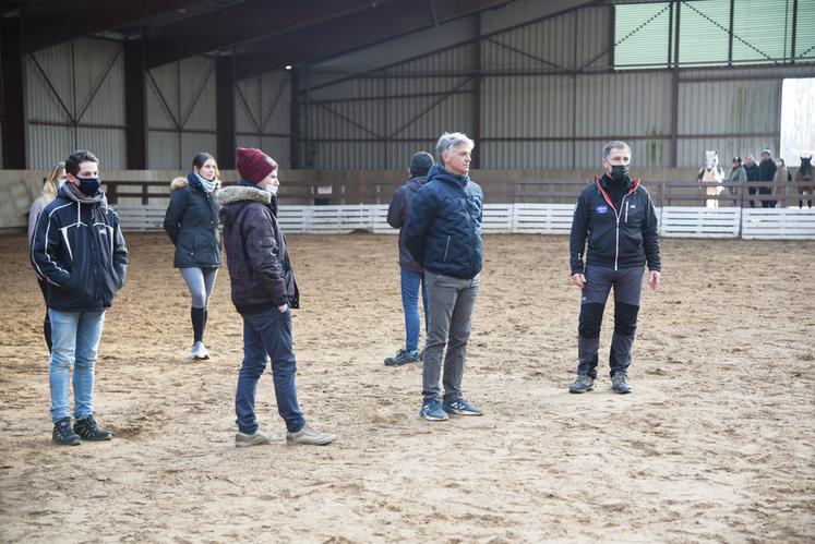 Le 21 janvier, à Fontenay-sur-Eure. Le préparateur physique Guy Bessat (à d.) et le médaillé olympique Karim Laghouag (au c.) ont partagé leurs expériences avec des moniteurs d'équitation pour la MSA.