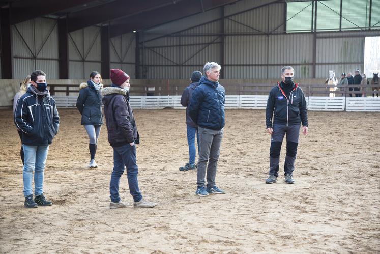 Le 21 janvier, à Fontenay-sur-Eure. Le préparateur physique Guy Bessat (à d.) et le médaillé olympique Karim Laghouag (au c.) ont partagé leurs expériences avec des moniteurs d'équitation pour la MSA.