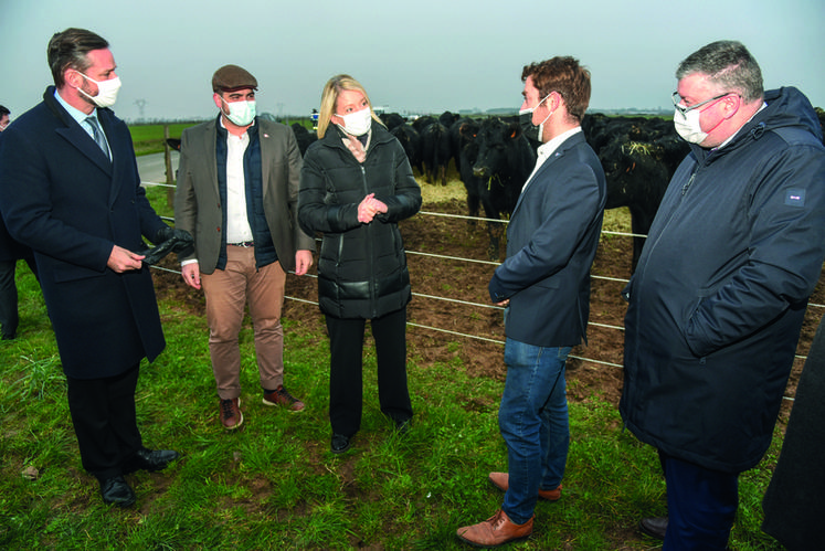 Le 27 janvier, à Germainville. Bérangère Abba, secrétaire d'État à la biodiversité, accompagnée par le sous-préfet Xavier Luquet (à g.), le député Guillaume Kasbarian et le président du Département Christophe Le Dorven, a loué le modèle d'exploitation de Fabien Perrot (2e à d.).