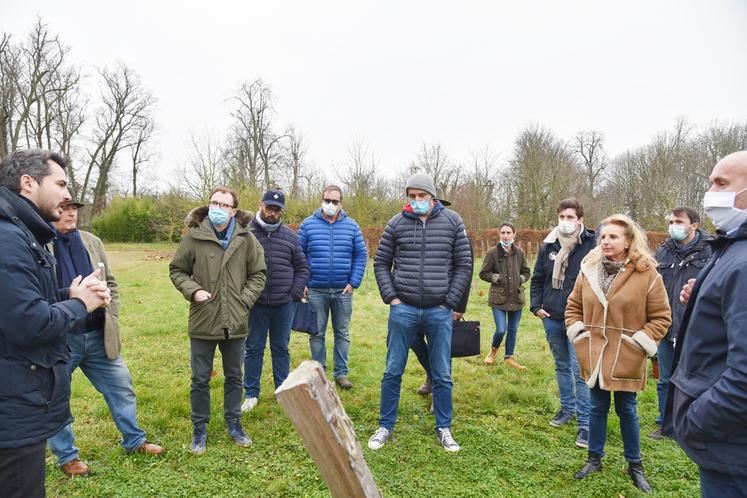 Évry-le-Châteaux (Seine-et-Marne), vendredi 17 décembre. Marie-Hélène et Pierre-Gilles Gromand partagent leur savoir-faire viticole qu'ils ont acquis dans le Bordelais.