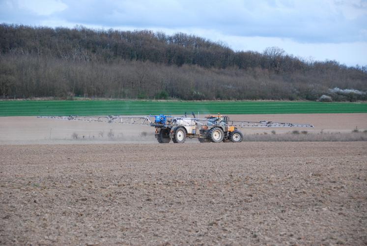 L'arrêté et le décret relatifs aux mesures de protection des personnes lors de l'utilisation des produits phytopharmaceutiques sont parus au Journal officiel le 26 janvier.