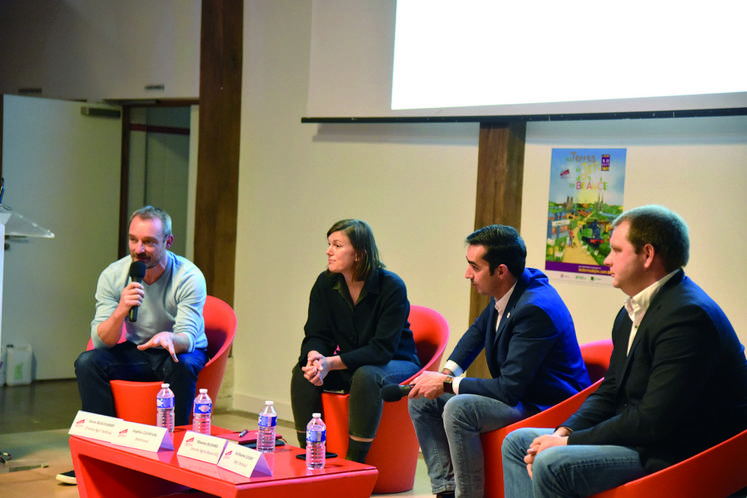 Du virtuel au réel, des réseaux sociaux à l'événement Terres de Jim en passant par les campagnes nationales pour valoriser les métiers, les trois intervenants ont livré des expériences complémentaires sur la communication au service de l'agriculture.