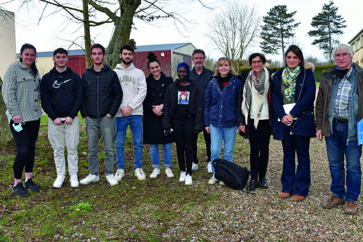 Le 4 février à Magnanville (Yvelines). Entourés de leurs enseignants, les élèves du BTS ont approfondi leurs connaissances sur la qualité de l'eau et la gestion des aires d'alimentation de captage grâce à l'intervention en classe de Suez et de la communauté urbaine Grand Paris Seine et Oise.